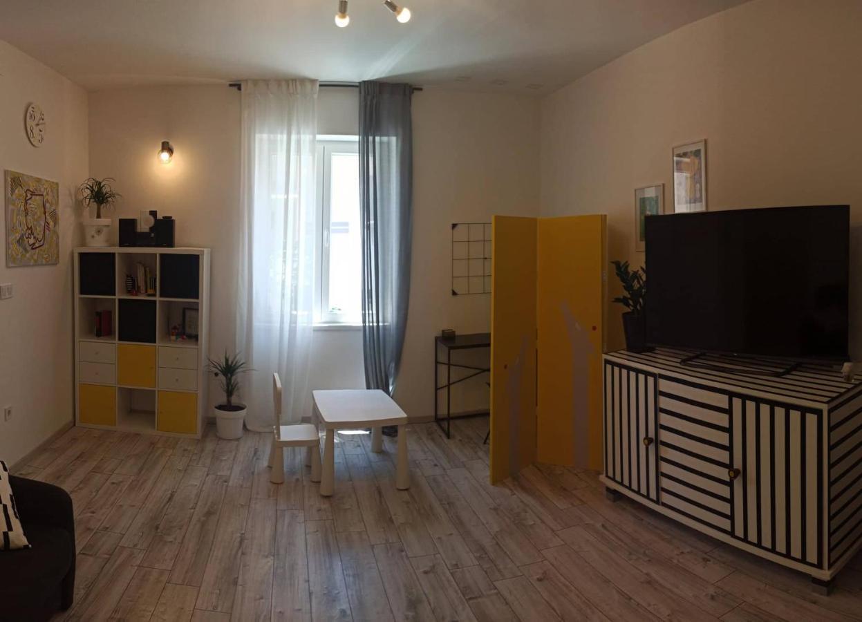 Novoureden Komforni Stan Od 90 M2 S Dvoristem Apartment Sibenik Exterior photo