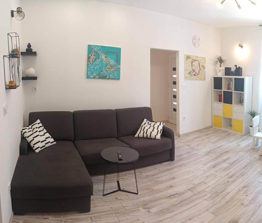 Novoureden Komforni Stan Od 90 M2 S Dvoristem Apartment Sibenik Exterior photo