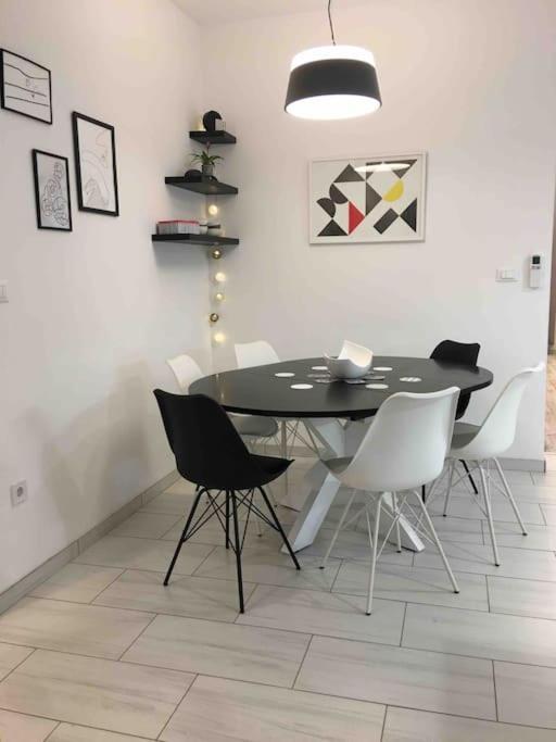 Novoureden Komforni Stan Od 90 M2 S Dvoristem Apartment Sibenik Room photo