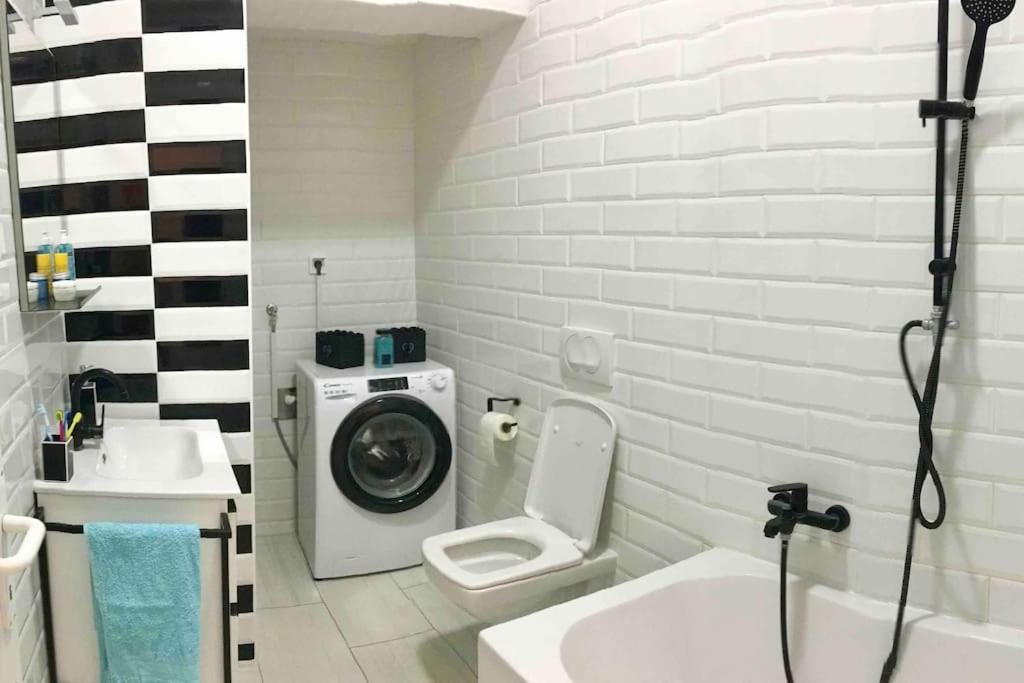 Novoureden Komforni Stan Od 90 M2 S Dvoristem Apartment Sibenik Room photo