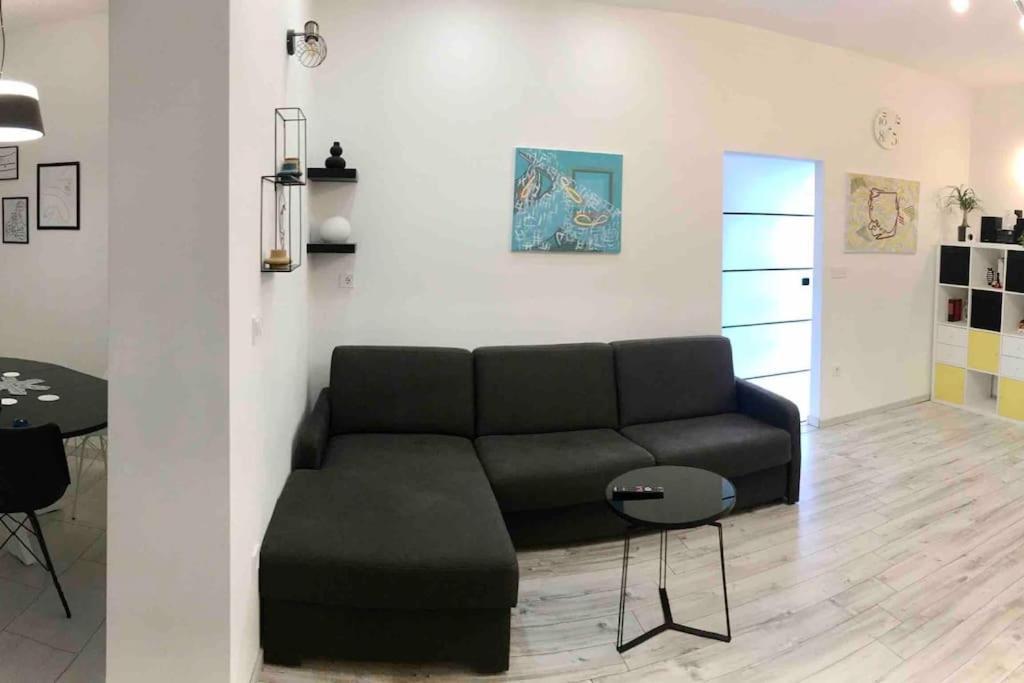 Novoureden Komforni Stan Od 90 M2 S Dvoristem Apartment Sibenik Room photo