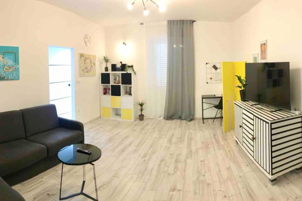 Novoureden Komforni Stan Od 90 M2 S Dvoristem Apartment Sibenik Room photo