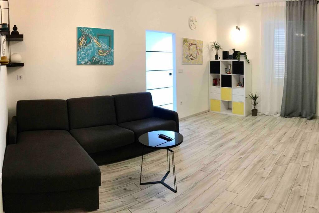 Novoureden Komforni Stan Od 90 M2 S Dvoristem Apartment Sibenik Room photo
